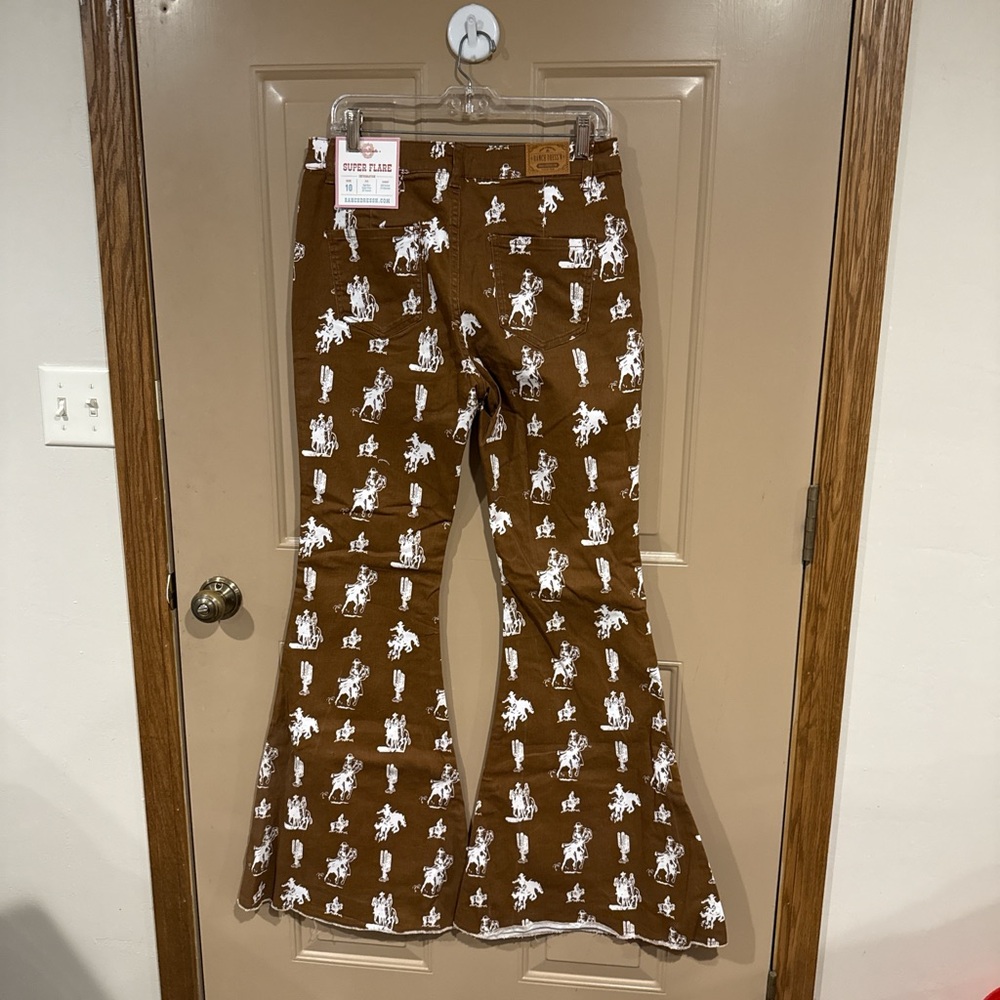 Stylish Brown Flare Jeans with White Pattern - Picture 3 of 3